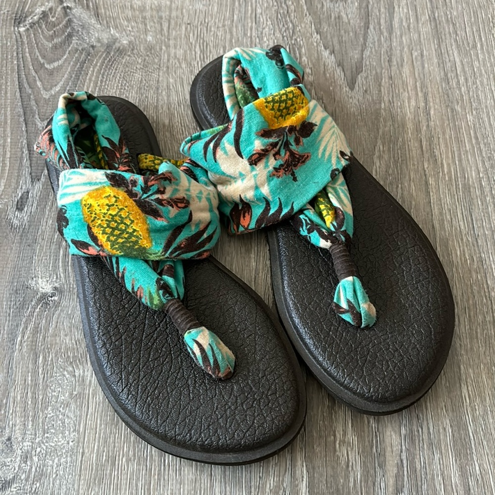 Sanuk Yoga Sling - Hawaiian island print